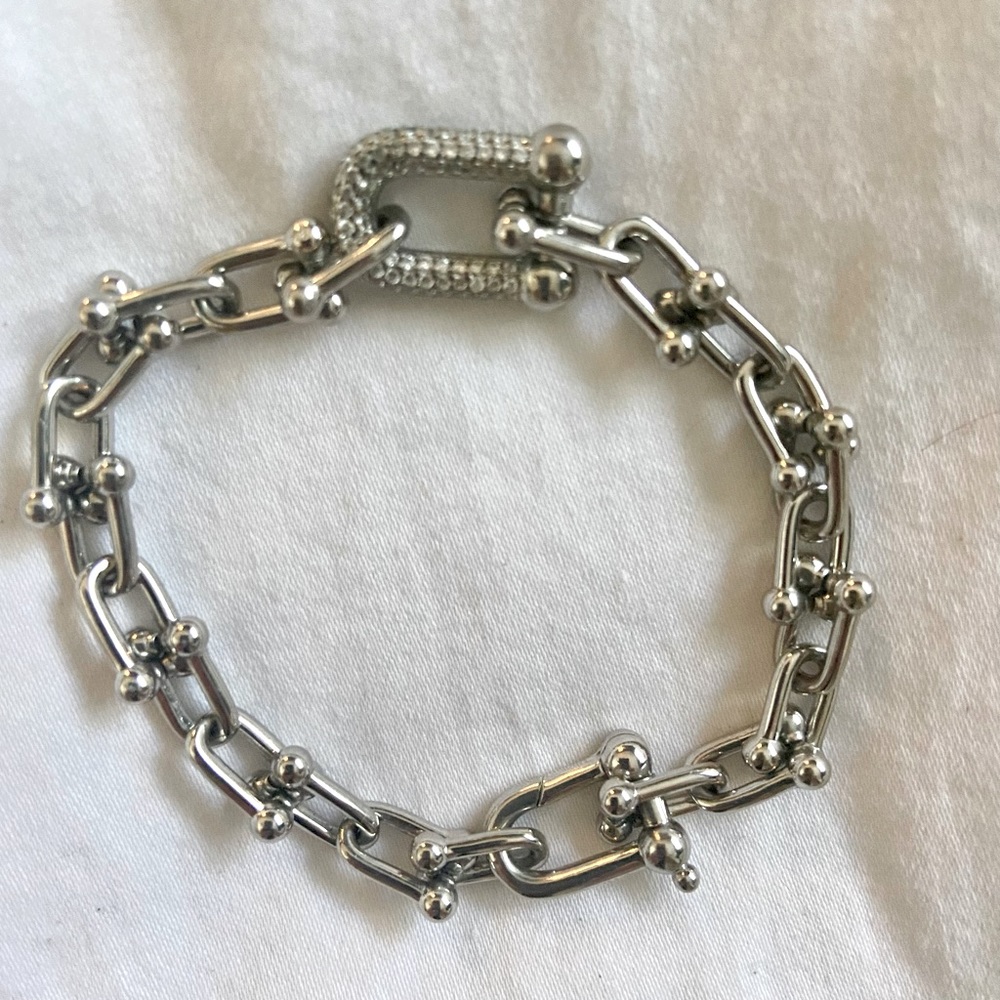 Horseshoe Bracelet with inlaid crystal link. Lobster claw clasp